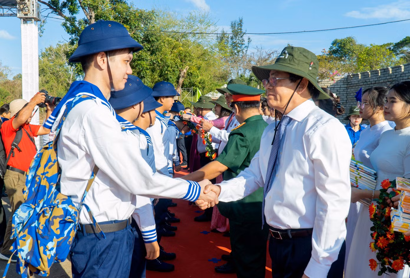 Ông Phạm Viết Thanh - Bí thư Tỉnh ủy, Chủ tịch HĐND tỉnh Bà Rịa - Vũng Tàu động viên tân binh lên đường làm nhiệm vụ.