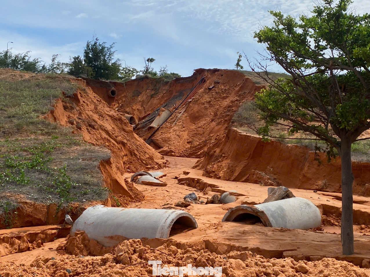 Cát đỏ từ một dự án bị sạt lở, tràn xuống đường. Cát đỏ từ một dự án bị sạt lở, tràn xuống đường.