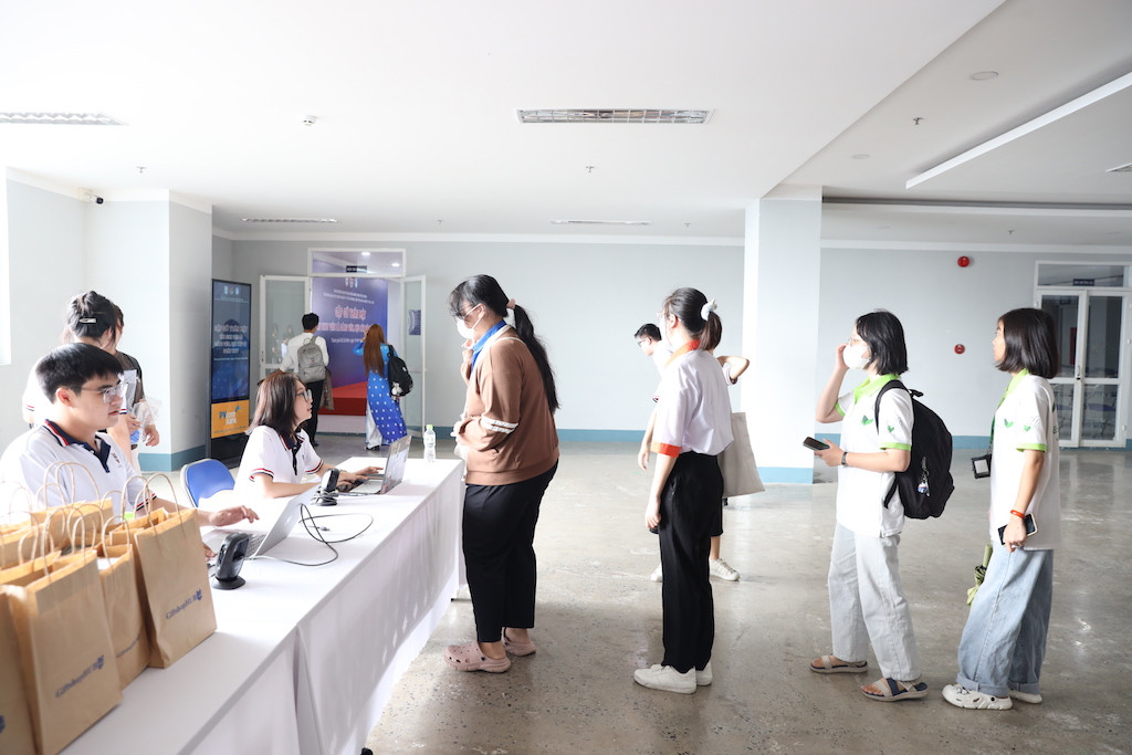 Sinh viên Trường Đại học Ngân hàng TP. HCM xếp hàng đăng ký tham gia chương trình.