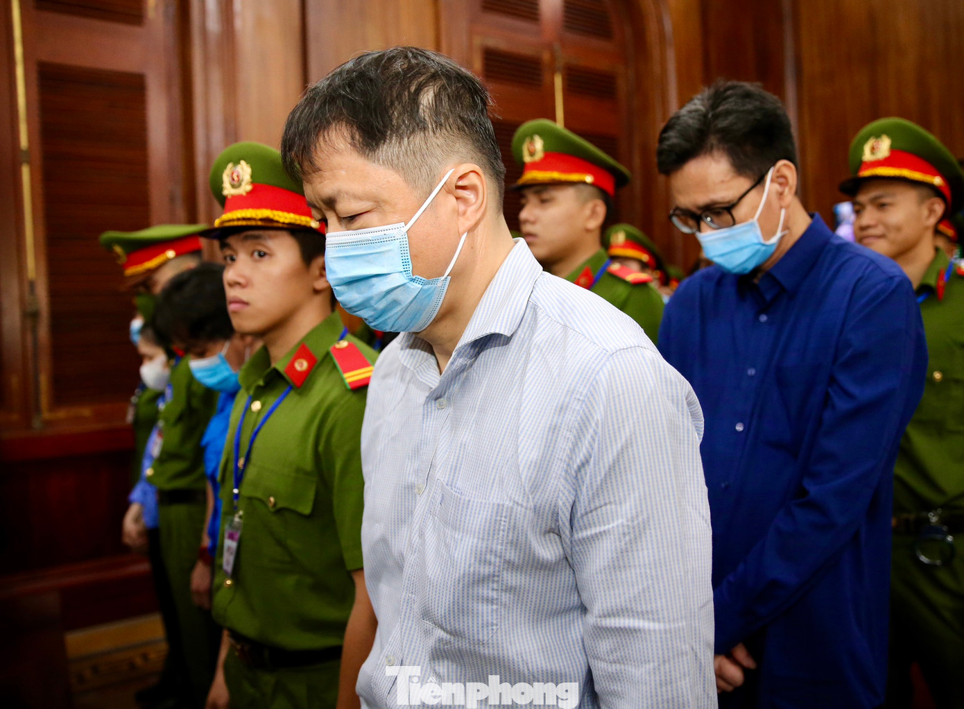 Tiếp đó, thông đồng với nhiều công ty thẩm định giá để nâng khống giá trị tài sản bảo đảm; tạo lập số lượng rất lớn hồ sơ vay vốn khống để rút tiền từ ngân hàng SCB; lập phương án rút tiền, “cắt đứt” dòng tiền sau khi giải ngân.