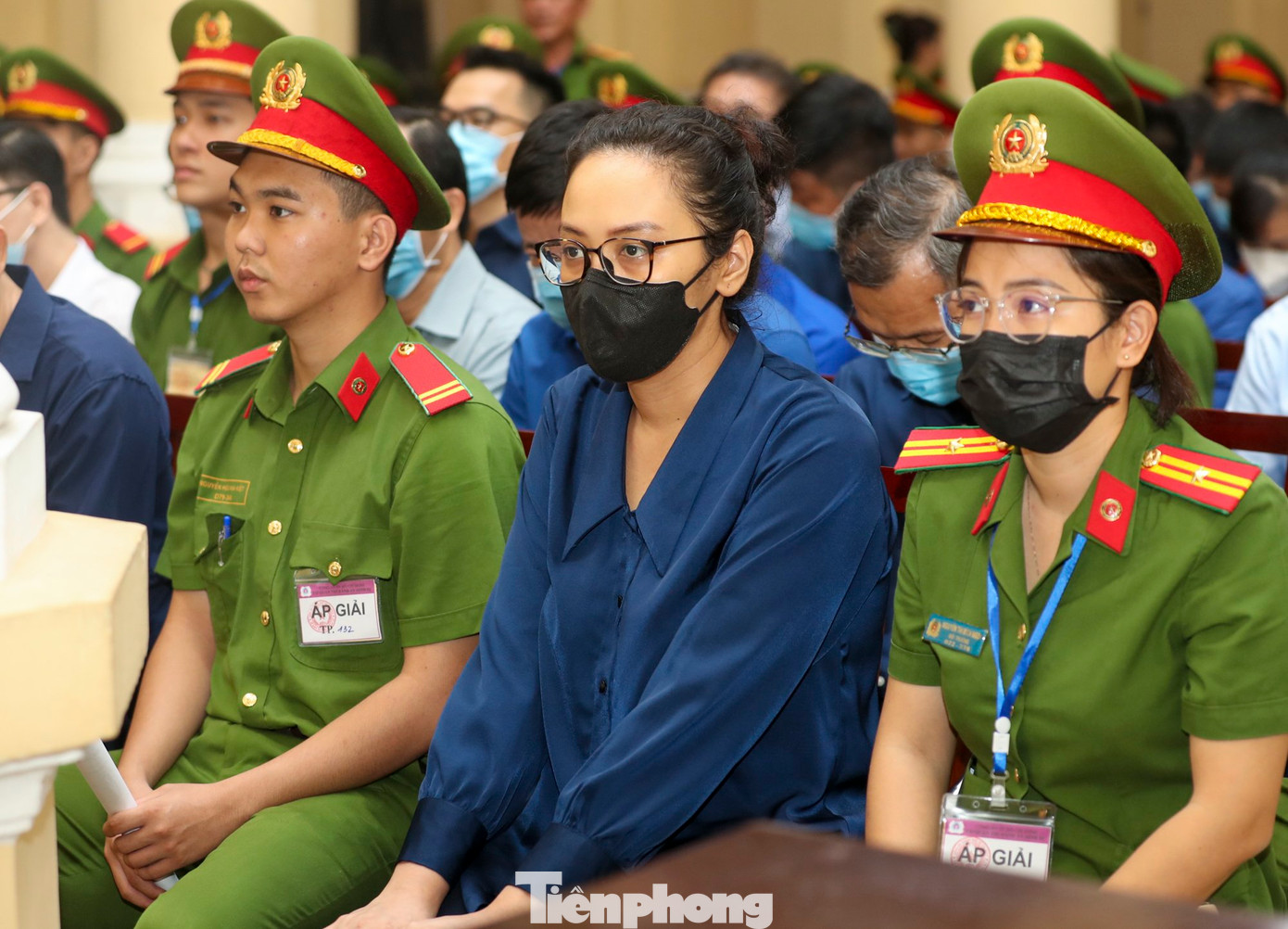 Gia đình các bị cáo Trương Mỹ Lan, Tạ Hùng Quốc Việt, Trần Văn Nghị và Trương Huệ Vân tự nguyện nộp để khắc phục hậu quả vụ án gần 119 tỷ đồng và 306.000 USD. Gia đình các bị cáo Trương Mỹ Lan, Tạ Hùng Quốc Việt, Trần Văn Nghị và Trương Huệ Vân tự nguyện nộp để khắc phục hậu quả vụ án gần 119 tỷ đồng và 306.000 USD.