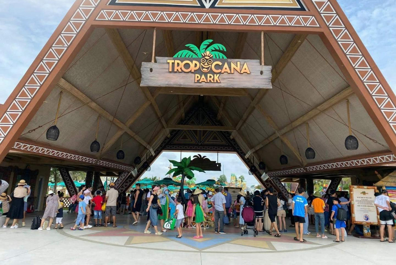 Đông đảo du lịch tham quan tại Hồ Tràm, huyện Xuyên Mộc. Đông đảo du lịch tham quan tại Hồ Tràm, huyện Xuyên Mộc.