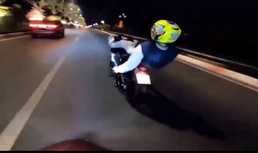 Đinh Xuân T. buông cả 2 tay, nằm trên xe khi điều khiển mô tô. Ảnh cắt từ clip.