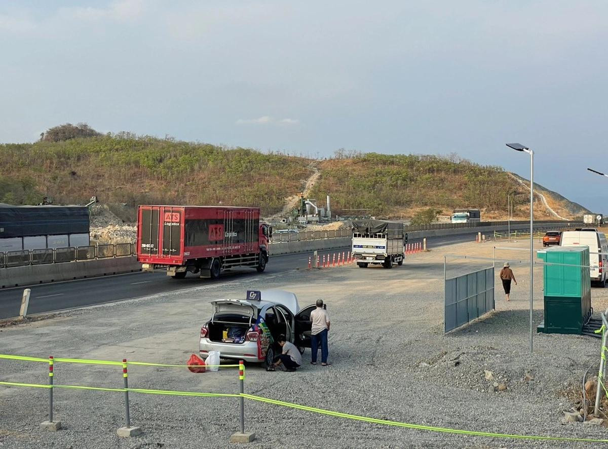 Hiện tại, cao tốc Vĩnh Hảo - Phan Thiết chỉ có trạm dừng nghỉ tạm. Hiện tại, cao tốc Vĩnh Hảo - Phan Thiết chỉ có trạm dừng nghỉ tạm.