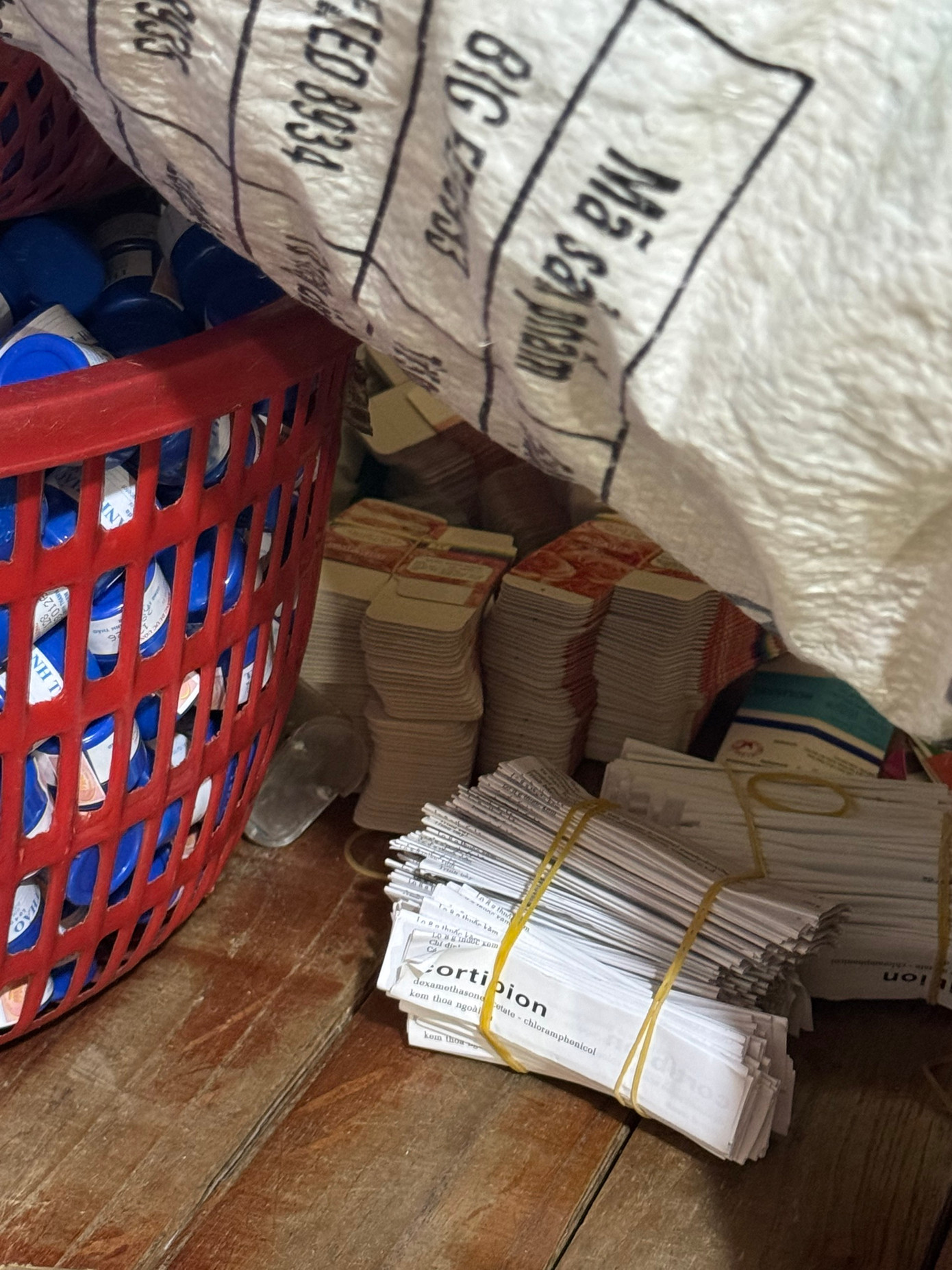 Bao bì giấy, tem, nhãn... được dùng để sản xuất tân dược giả.