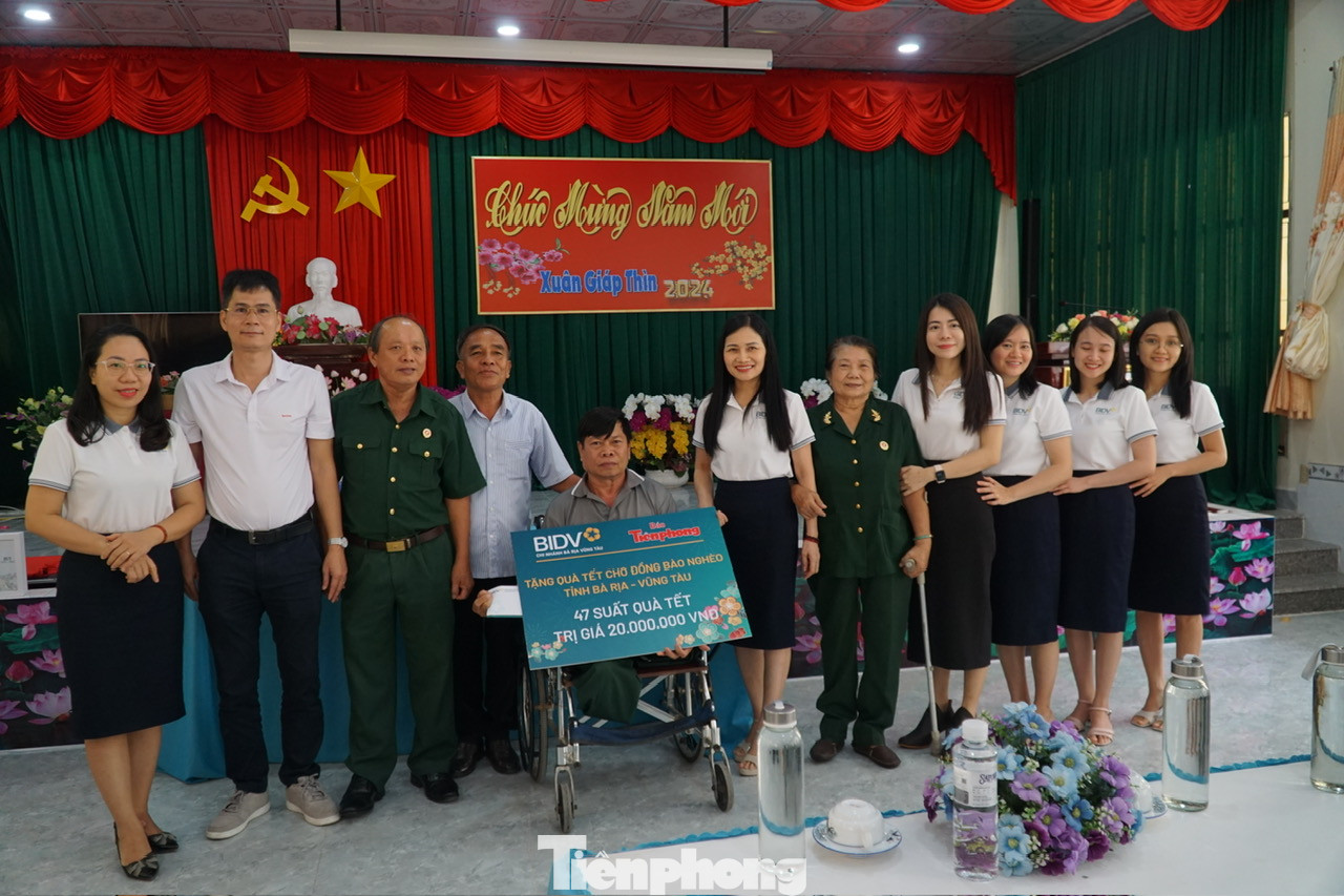 Nhà báo Lý Thành Tâm - Đảng uỷ viên, Trưởng Cơ quan đại diện báo Tiền Phong tại TPHCM (thứ 2 từ trái sang) và bà Nguyễn Thị Thanh Thuỷ - Phó giám đốc BIDV chi nhánh Bà Rịa - Vũng Tàu (thứ 6 từ phải sang) trao quà cho Trung tâm.