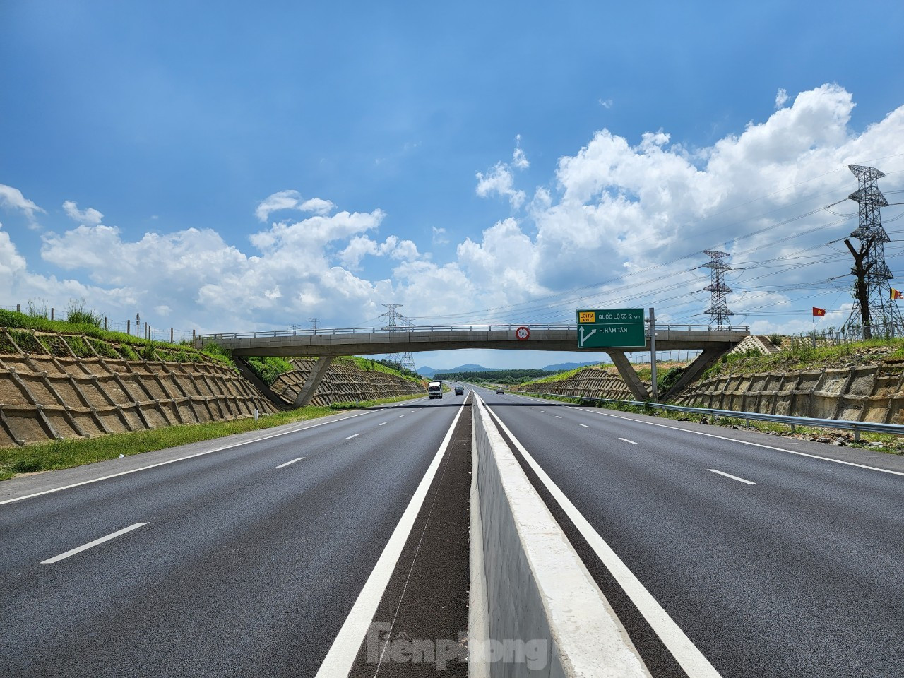 Cao tốc Phan Thiết - Dầu Giây dài 99 km, nối Đồng Nai và Bình Thuận, được khởi công vào tháng 9/2020 với tổng vốn đầu tư hơn 12.500 tỷ đồng, quy mô 6 làn xe. Toàn bộ dự án được chia làm 4 gói thầu, trong đó đoạn qua địa bàn tỉnh Đồng Nai dài gần 52 km với 2 gói thầu XL03 và XL04, đoạn qua tỉnh Bình Thuận dài hơn 47 km với 2 gói thầu XL01 và XL02.