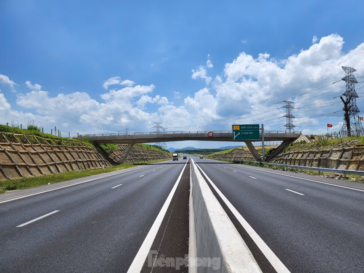 Cao tốc Phan Thiết - Dầu Giây dài 99 km, nối Đồng Nai và Bình Thuận, được khởi công vào tháng 9/2020 với tổng vốn đầu tư hơn 12.500 tỷ đồng, quy mô 6 làn xe. Toàn bộ dự án được chia làm 4 gói thầu, trong đó đoạn qua địa bàn tỉnh Đồng Nai dài gần 52 km với 2 gói thầu XL03 và XL04, đoạn qua tỉnh Bình Thuận dài hơn 47 km với 2 gói thầu XL01 và XL02.