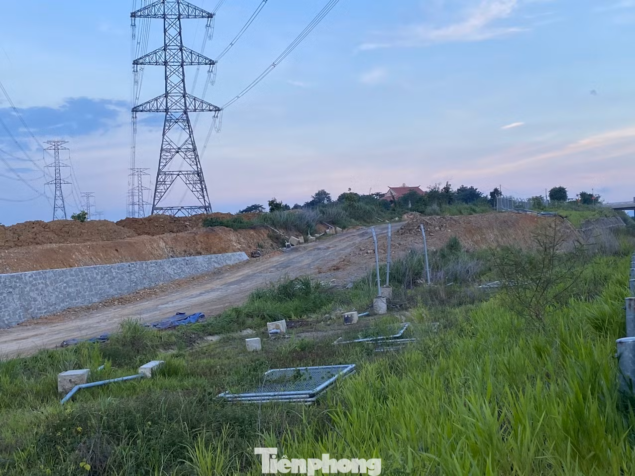 Hiện tại, nhà thầu đang thi công hoàn thiện xây tường chắn đá, bổ sung rãnh thoát nước, xây hồ điều hòa nhằm tăng lực điều hòa, phòng chống ngập úng đoạn qua Km25 (xã Sông Phan, huyện Hàm Tân, tỉnh Bình Thuận).
