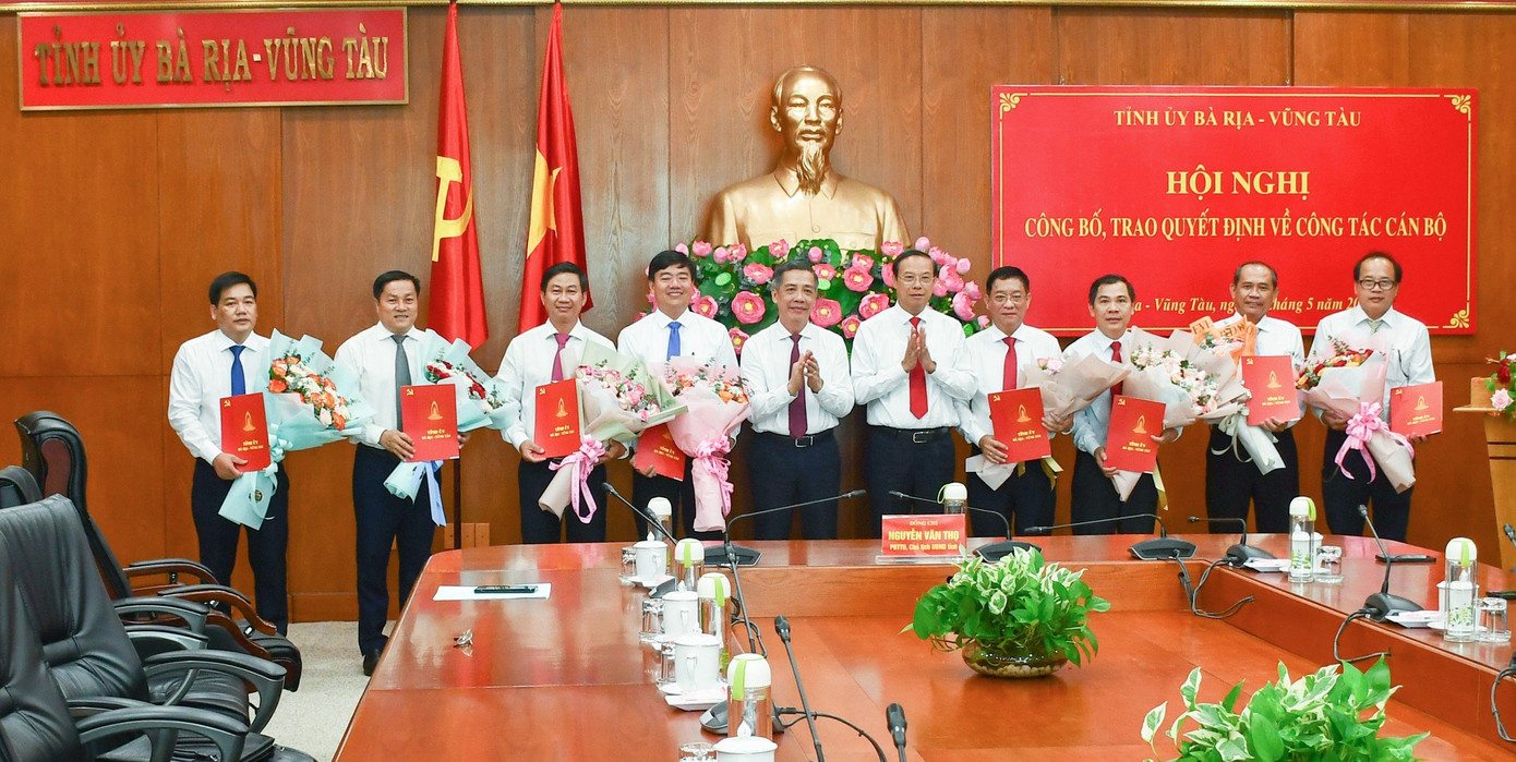 Lãnh đạo tỉnh Bà Rịa - Vũng Tàu trao quyết định và tặng hoa chúc mừng các cán bộ chủ chốt được điều động, bổ nhiệm.