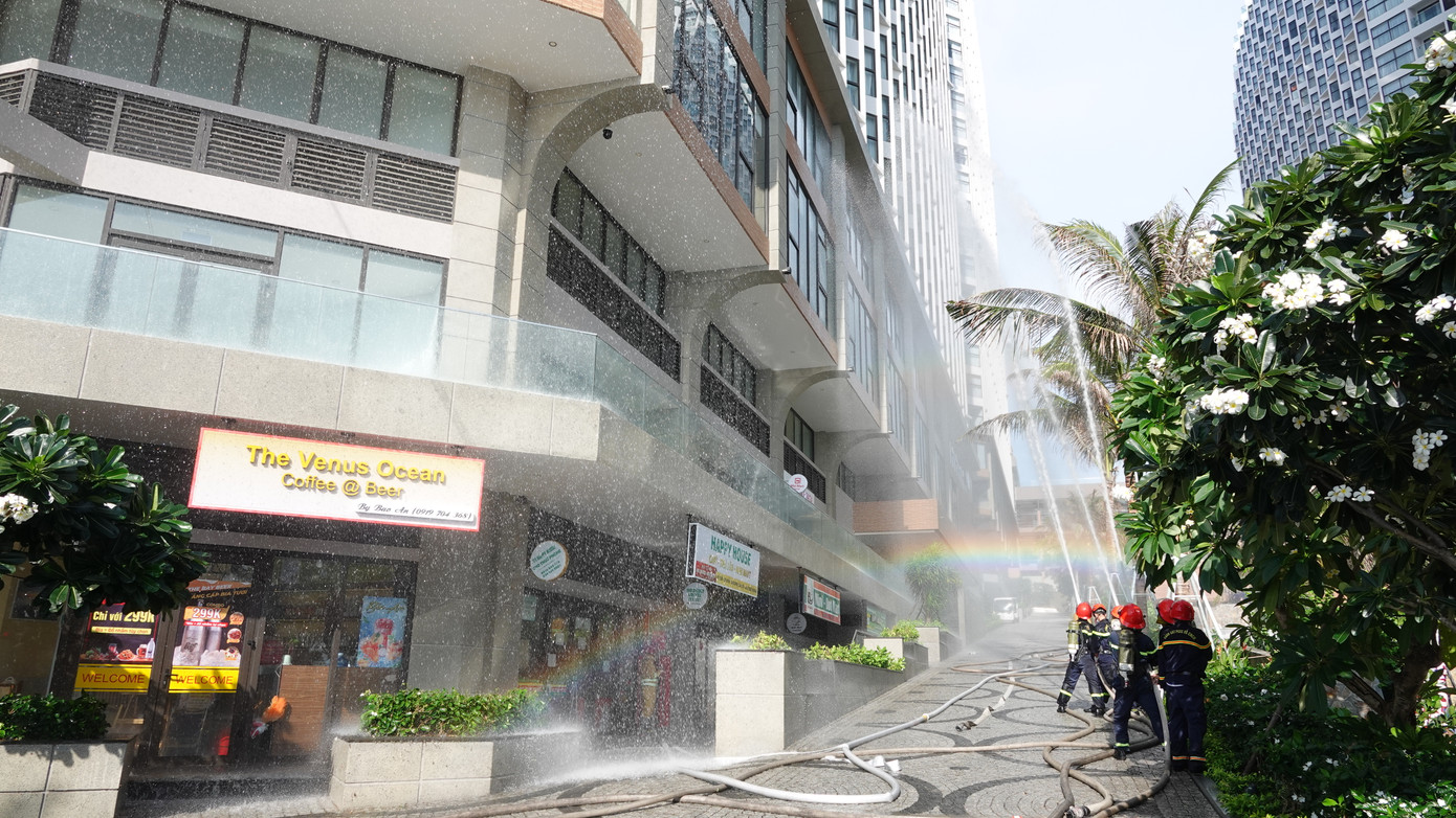 Do đó, việc thực tập phương án chữa cháy, cứu nạn, cứu hộ cấp tỉnh năm 2024 tại khách sạn Apec Mandala Chăm Bay Mũi Né tuyên truyền, huấn luyện để lực lượng tại chỗ gồm tổ liên gia, lực lượng phòng cháy chữa cháy cơ sở sau đó là lực lượng dân phòng của xã tham gia công tác chữa cháy ban đầu sao cho đảm bảo, hiệu quả nhất.