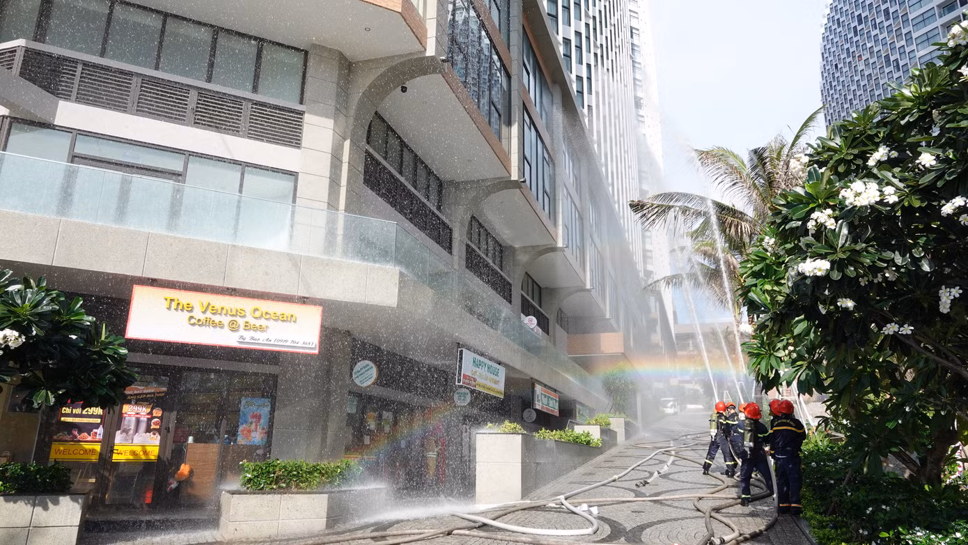 Do đó, việc thực tập phương án chữa cháy, cứu nạn, cứu hộ cấp tỉnh năm 2024 tại khách sạn Apec Mandala Chăm Bay Mũi Né tuyên truyền, huấn luyện để lực lượng tại chỗ gồm tổ liên gia, lực lượng phòng cháy chữa cháy cơ sở sau đó là lực lượng dân phòng của xã tham gia công tác chữa cháy ban đầu sao cho đảm bảo, hiệu quả nhất.