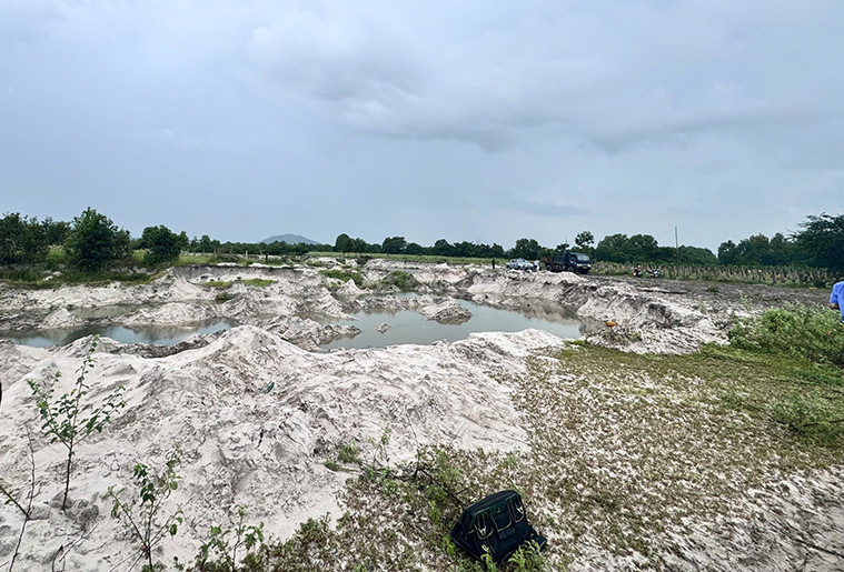 Hiện trường vụ khai thác khoáng sản trái phép. Hiện trường vụ khai thác khoáng sản trái phép.