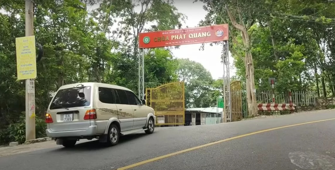 Cổng Thiền tôn Phật Quang (mới đổi tên thành chùa Phật Quang) do ông Thích Chân Quang trụ trì. Ảnh: Báo Công Thương.