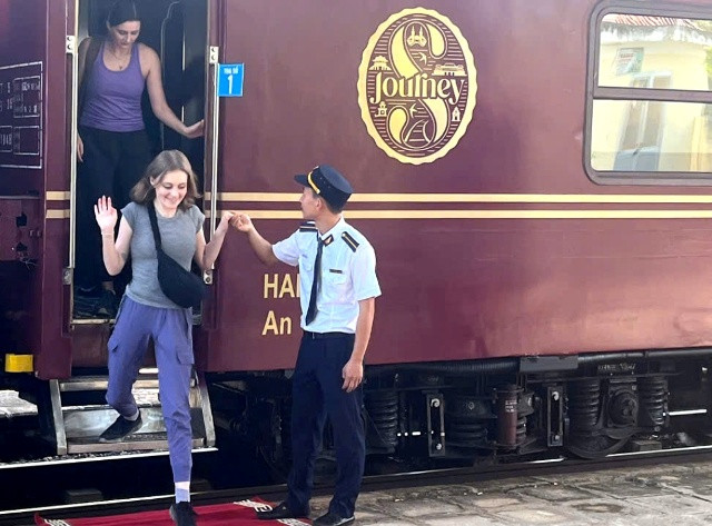 13 du khách nước ngoài trên đoàn tàu du lịch 5 sao xuất phát từ TPHCM đã đến ga Phan Thiết. Ảnh: Nguyên Vũ. 13 du khách nước ngoài trên đoàn tàu du lịch 5 sao xuất phát từ TPHCM đã đến ga Phan Thiết. Ảnh: Nguyên Vũ.