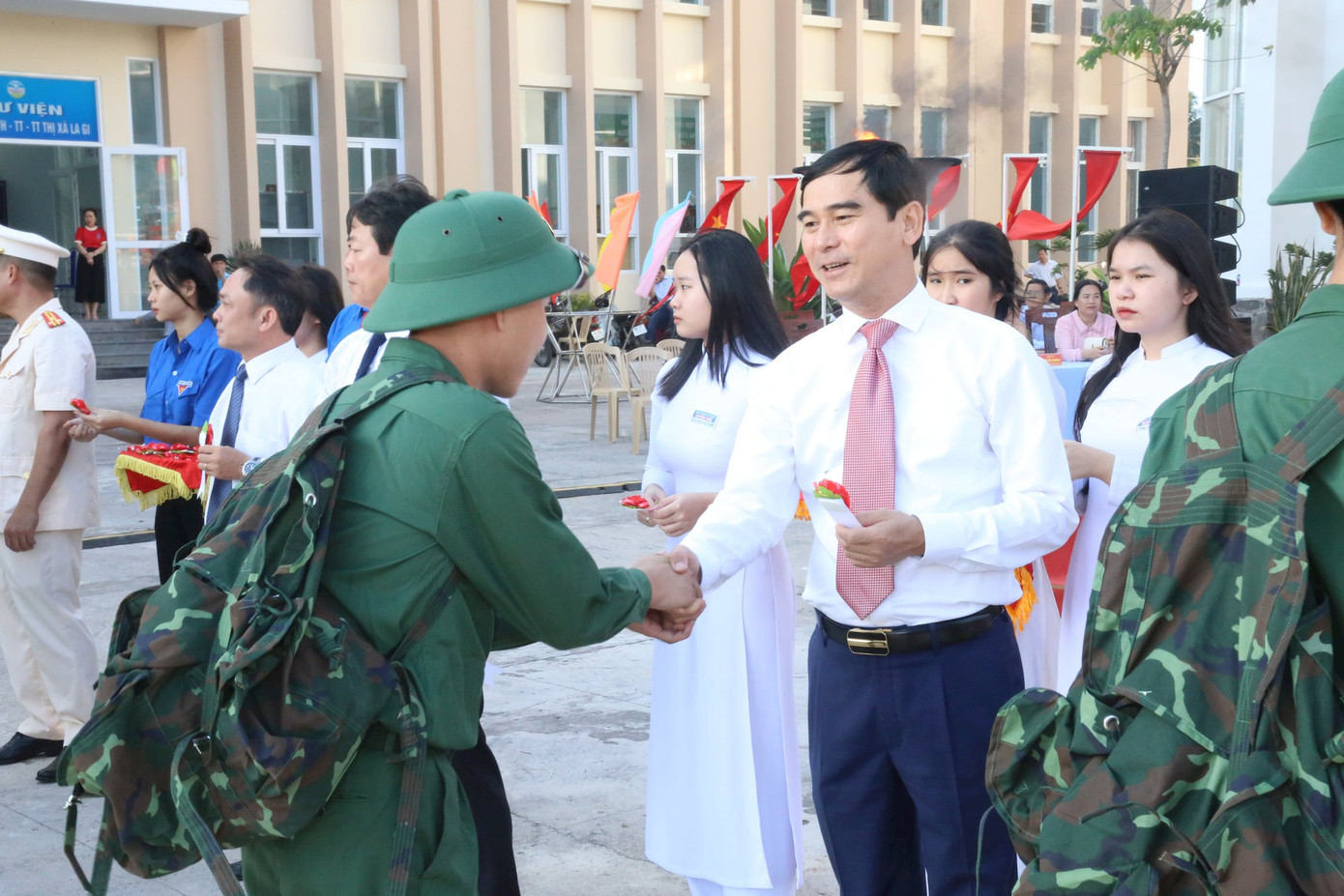 Bí thư Tỉnh ủy Bình Thuận Dương Văn An tặng hoa cho các thanh niên lên đường nhập ngũ. Ảnh: Báo Bình Thuận Bí thư Tỉnh ủy Bình Thuận Dương Văn An tặng hoa cho các thanh niên lên đường nhập ngũ. Ảnh: Báo Bình Thuận