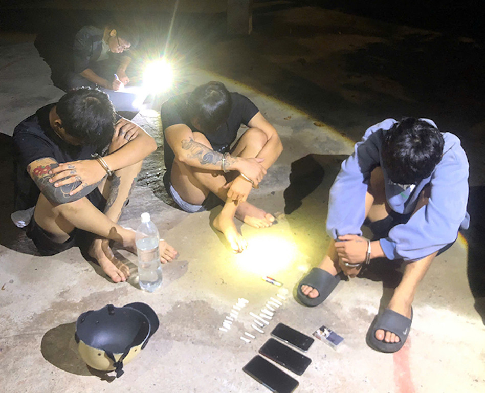 Các đối tượng cùng tang vật tại hiện trường. Các đối tượng cùng tang vật tại hiện trường.