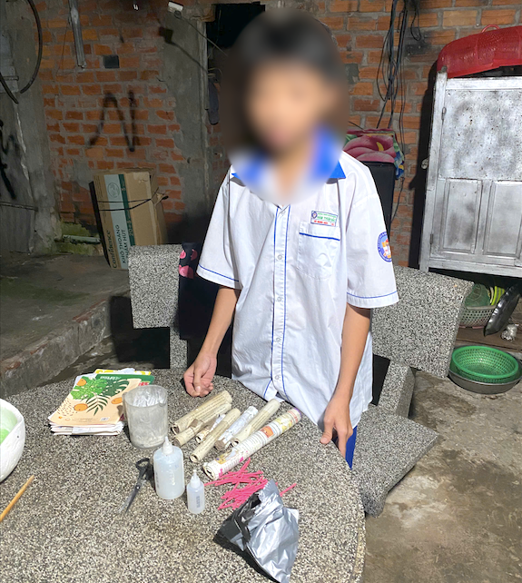 Một học sinh cùng số nguyên liệu và hóa chất dùng để chế tạo pháo nổ. Một học sinh cùng số nguyên liệu và hóa chất dùng để chế tạo pháo nổ.