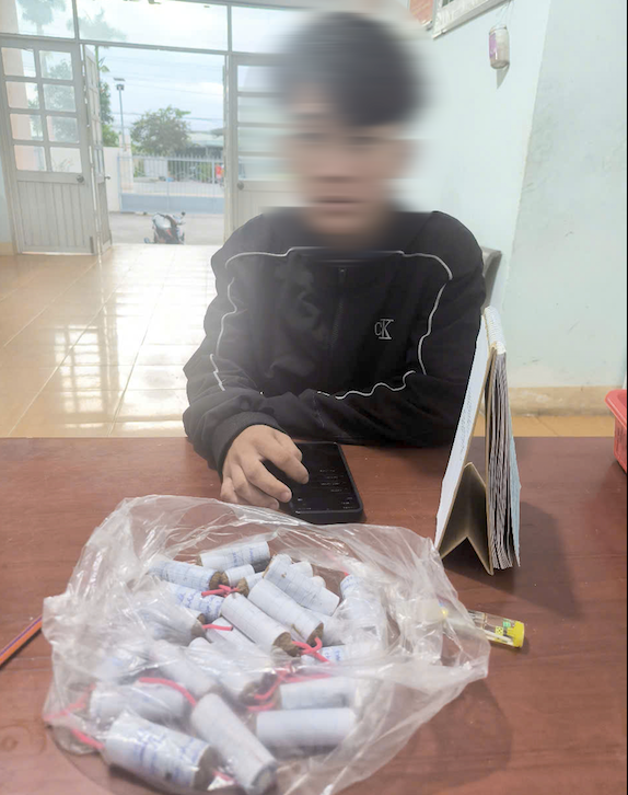 T.N.T.V. cùng số pháo tự chế vừa mua. Tất cả số pháo này đều được cuốn bằng giấy vở học sinh. T.N.T.V. cùng số pháo tự chế vừa mua. Tất cả số pháo này đều được cuốn bằng giấy vở học sinh.