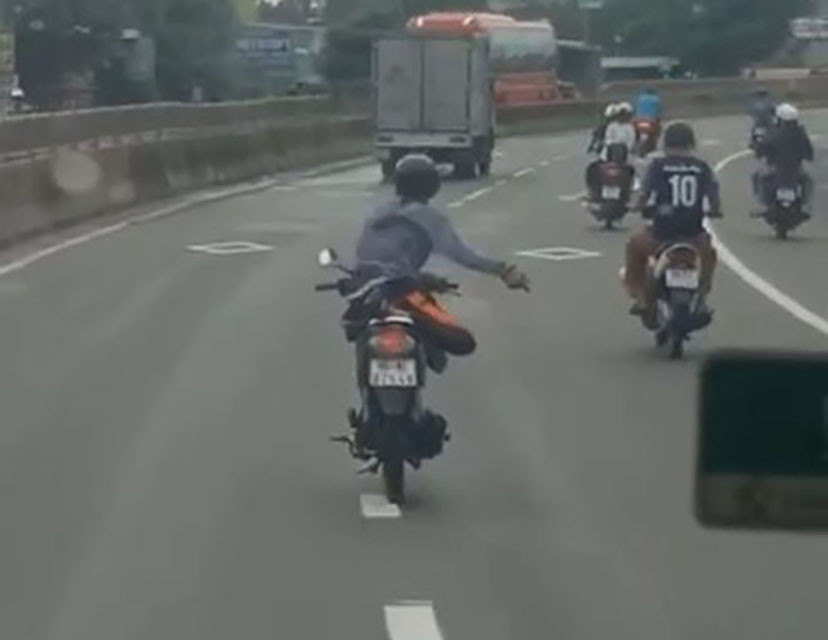 Hình ảnh ông Lê Ngọc Châu "làm xiếc" trên quốc lộ 1A.