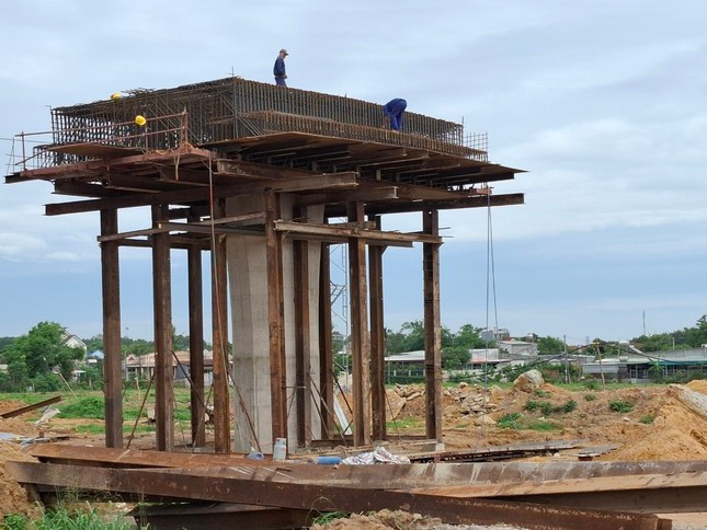 Thi công cầu vượt cao tốc Biên Hòa - Vũng Tàu, đoạn qua xã An Phước, huyện Long Thành.