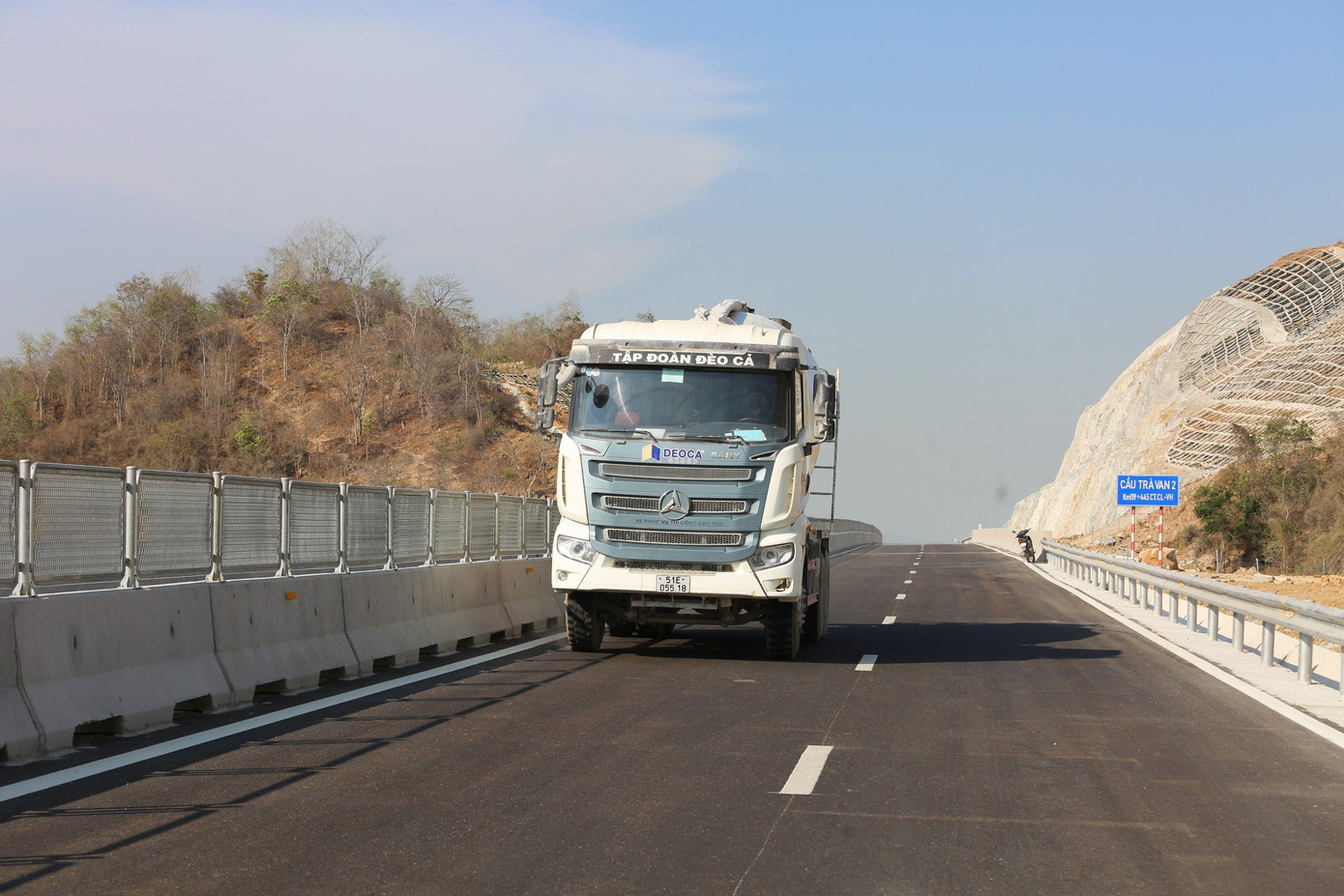Những công đoạn cuối cùng trên cao tốc Cam Lâm - Vĩnh Hảo đang hoàn thiện.