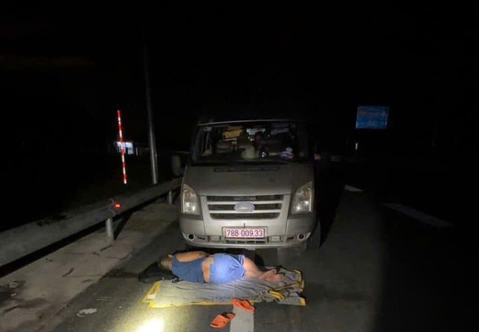 Ông Nguyễn Sáu (58 tuổi, ngụ thị xã Sông Cầu, tỉnh Phú Yên) đang nằm ngủ phía trước đầu xe khách. Ông Nguyễn Sáu (58 tuổi, ngụ thị xã Sông Cầu, tỉnh Phú Yên) đang nằm ngủ phía trước đầu xe khách.