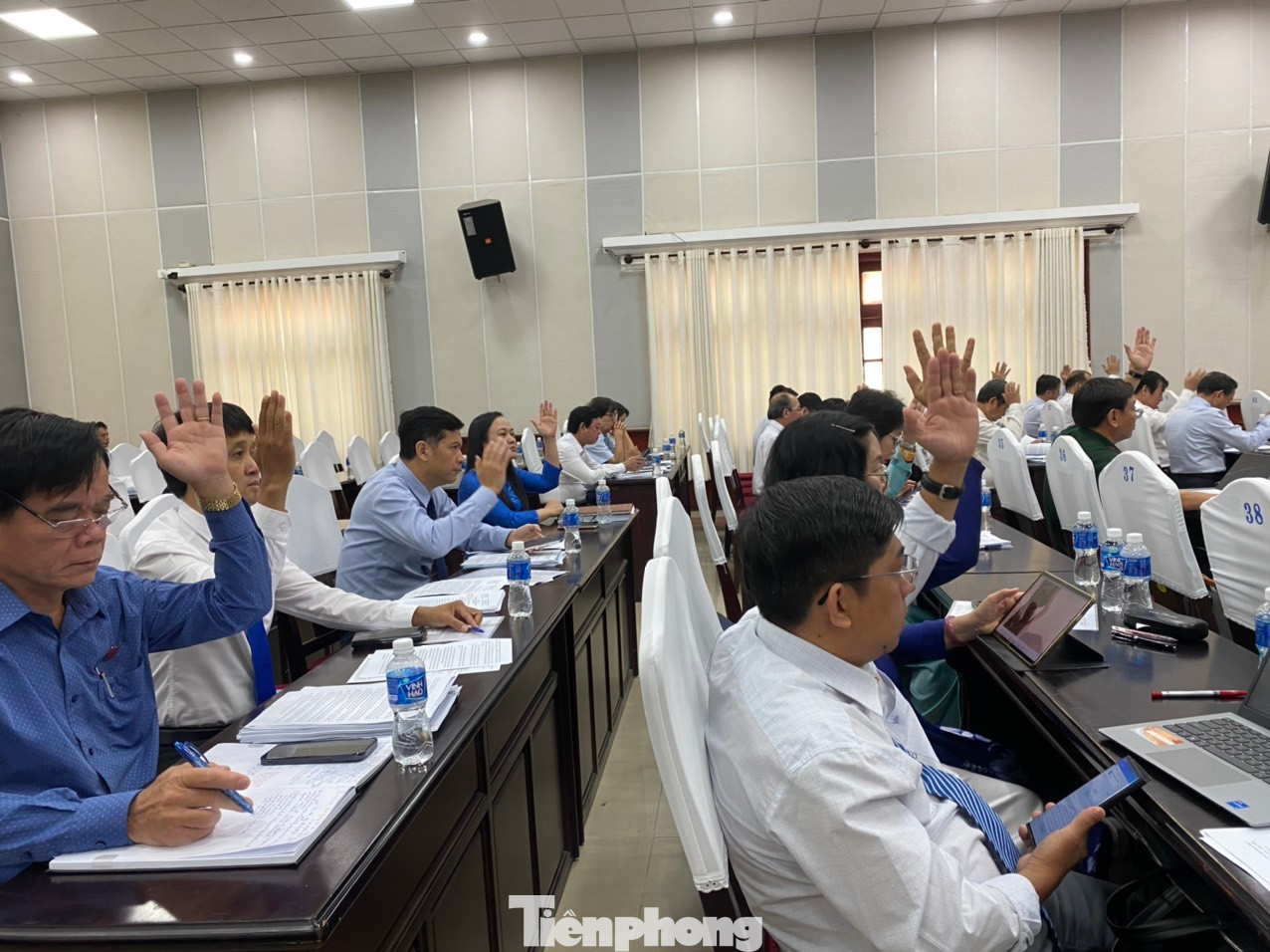 Các đại biểu HĐND tỉnh Bình Thuận khoá XI thông qua các nghị quyết.