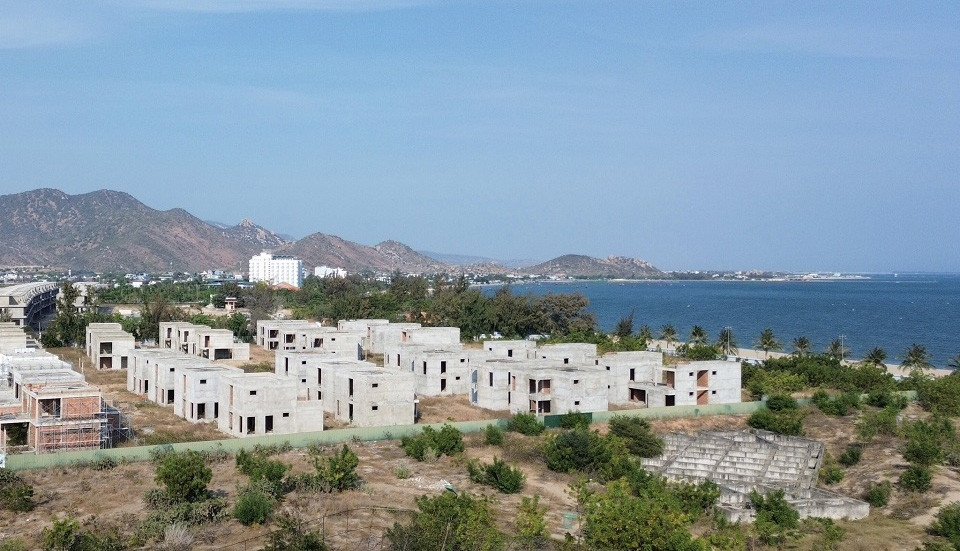 Dự án Khu nghỉ dưỡng cao cấp Aminia - Ninh Chữ chỉ mới xây xong phần thô 36 căn biệt thự rồi dừng. Ảnh: VOV. Dự án Khu nghỉ dưỡng cao cấp Aminia - Ninh Chữ chỉ mới xây xong phần thô 36 căn biệt thự rồi dừng. Ảnh: VOV.