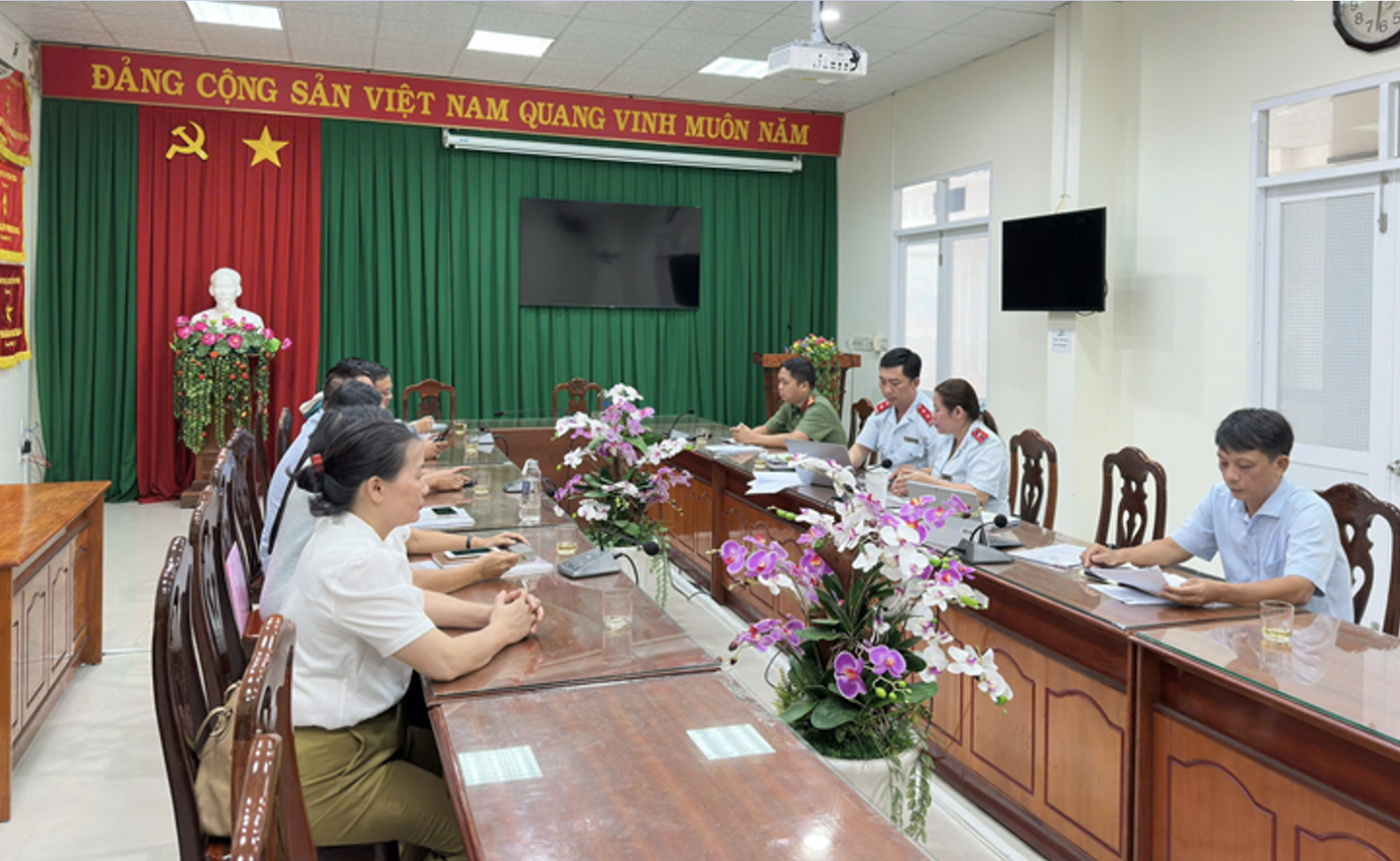 Các cơ quan chức năng làm việc với ông T.T.C. - chủ tài khoản trang Facebook “CLB Báo chí - Truyền thông học sinh Bình Thuận”. Các cơ quan chức năng làm việc với ông T.T.C. - chủ tài khoản trang Facebook “CLB Báo chí - Truyền thông học sinh Bình Thuận”.