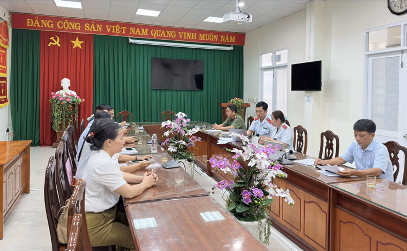 Các cơ quan chức năng làm việc với ông T.T.C. - chủ tài khoản trang Facebook “CLB Báo chí - Truyền thông học sinh Bình Thuận”.