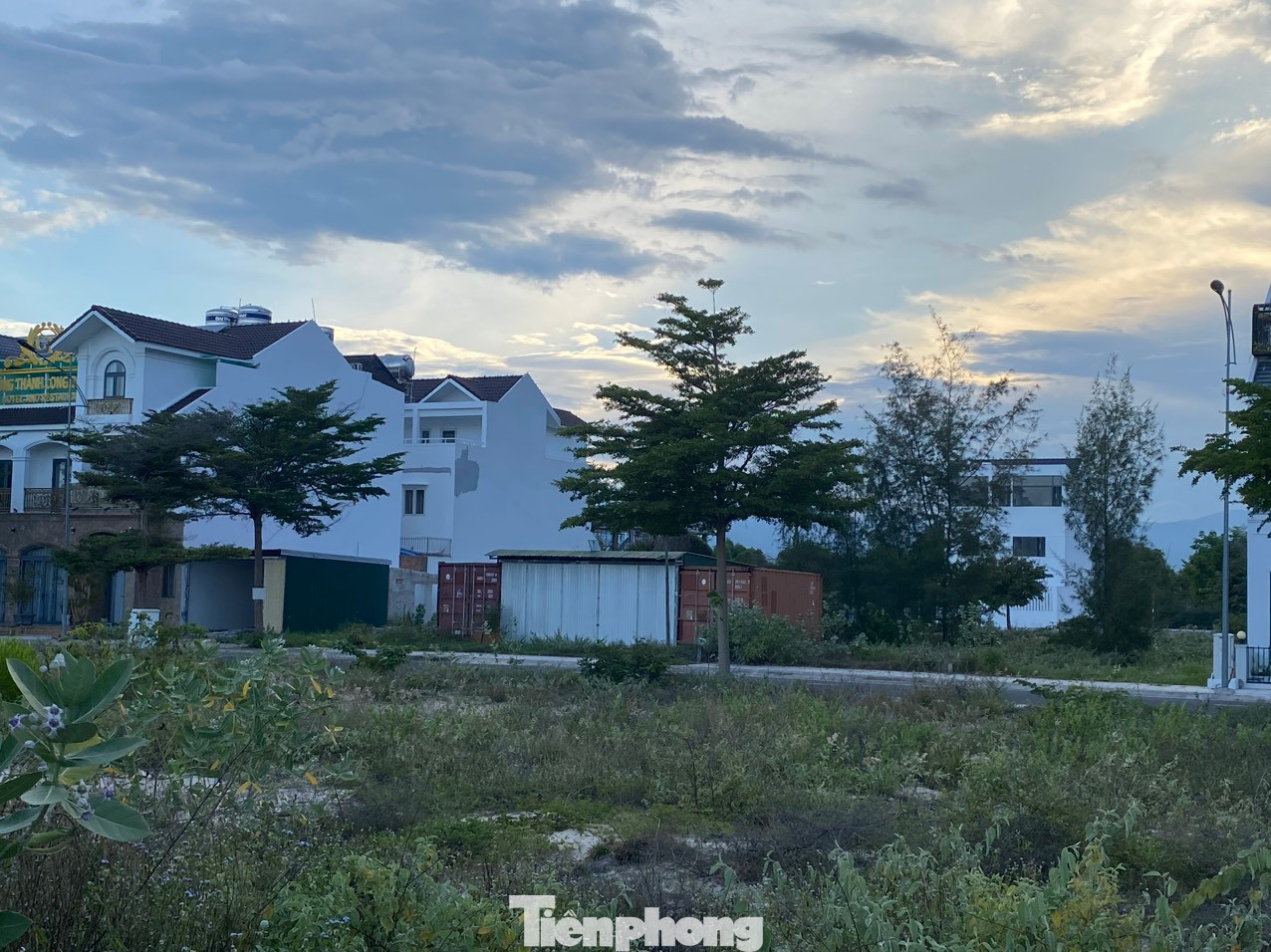 Nên đặt mình vào hoàn cảnh của người dân để thấy rõ hơn vì sao tại thời điểm hiện nay chưa nên ban hành bảng giá đất áp dụng từ 1/8. Nên đặt mình vào hoàn cảnh của người dân để thấy rõ hơn vì sao tại thời điểm hiện nay chưa nên ban hành bảng giá đất áp dụng từ 1/8.