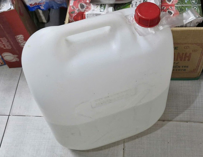 Can rượu ở tiệm tạp hoá đã bán cho 6 người uống bị lực lượng chức năng thu giữ.