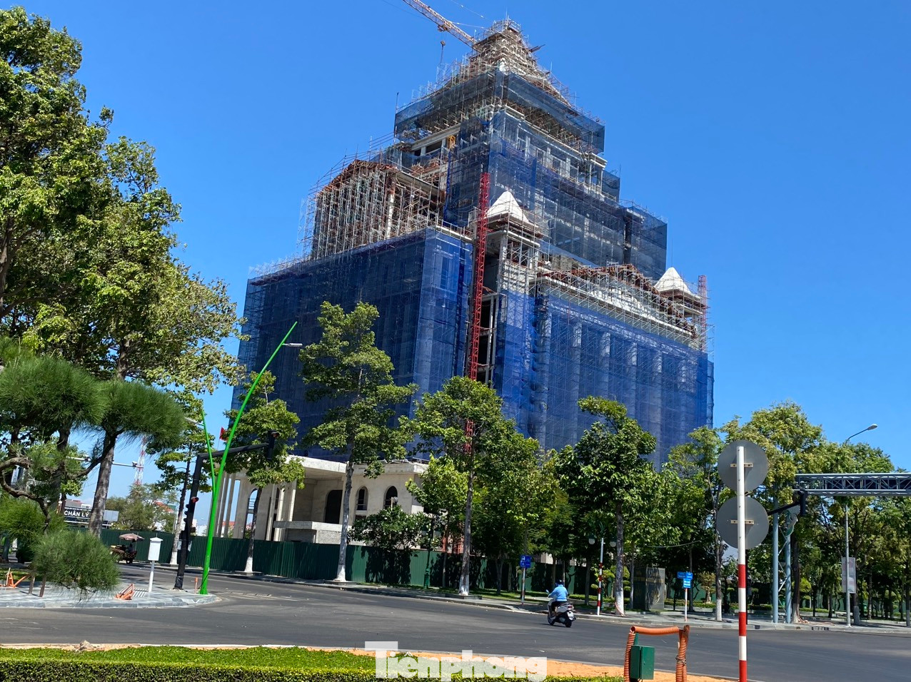 Tập đoàn Rạng Đông là chủ đầu tư dự án Khu đô thị du lịch biển Phan Thiết. Nói đến Tập đoàn Rạng Đông, nhiều người dân và doanh nghiệp địa phương cho rằng, đây là “con cưng” của tỉnh Bình Thuận khi tập đoàn này đang được tỉnh “ưu ái” cho thực hiện rất nhiều dự án bất động sản, BOT, khai khoáng với quy mô rất lớn khiến các nhà đầu tư trong và ngoài nước đều phải mơ ước. Trong ảnh là trụ sở Tập đoàn Rạng Đông đang được xây dựng tại dự án Khu đô thị du lịch biển Phan Thiết.