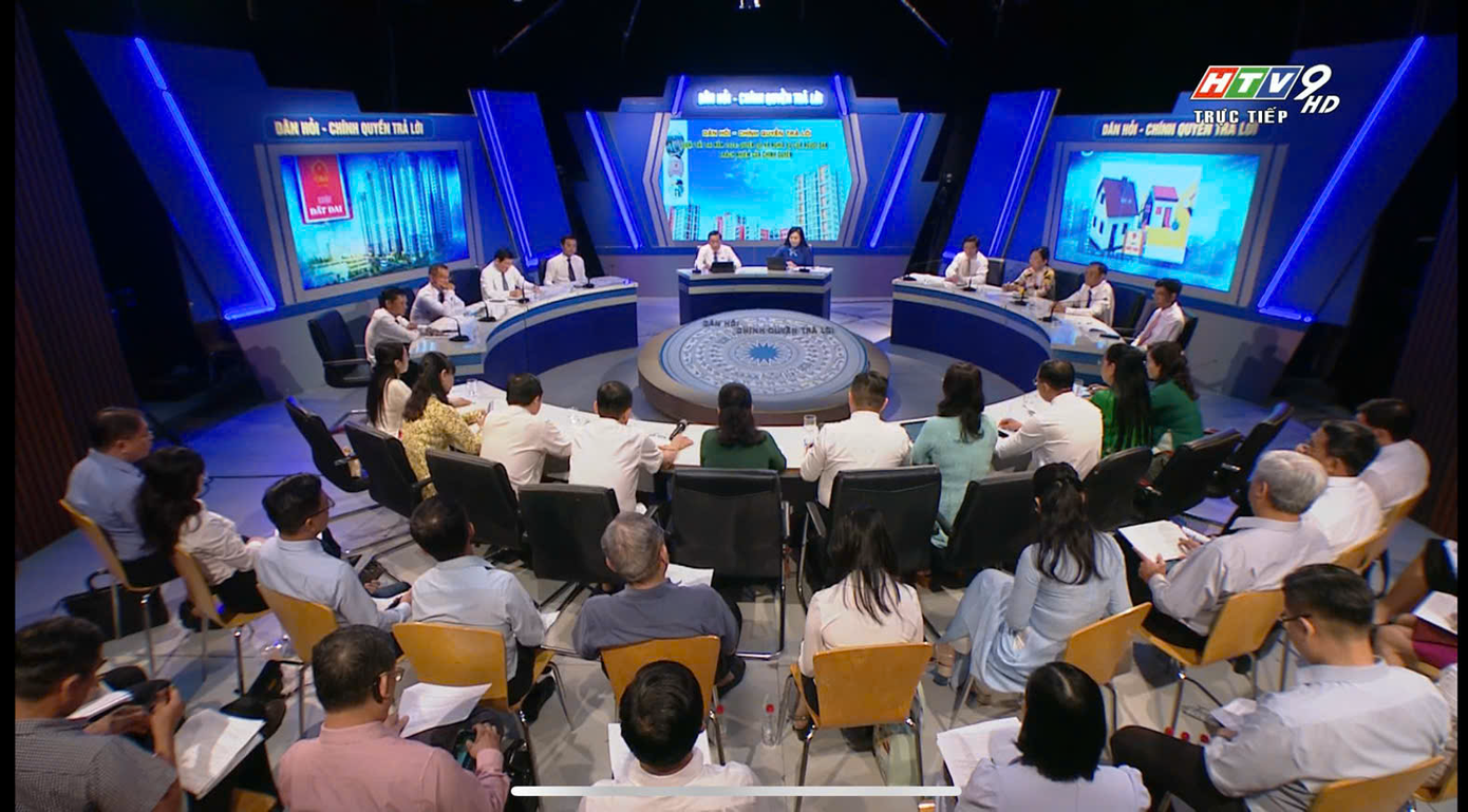 Chương trình Dân hỏi - chính quyền trả lời với chủ đề “Luật Đất đai 2024: Quyền lợi và nghĩa vụ người dân - trách nhiệm của chính quyền” vào sáng 18/8. Chương trình Dân hỏi - chính quyền trả lời với chủ đề “Luật Đất đai 2024: Quyền lợi và nghĩa vụ người dân - trách nhiệm của chính quyền” vào sáng 18/8.