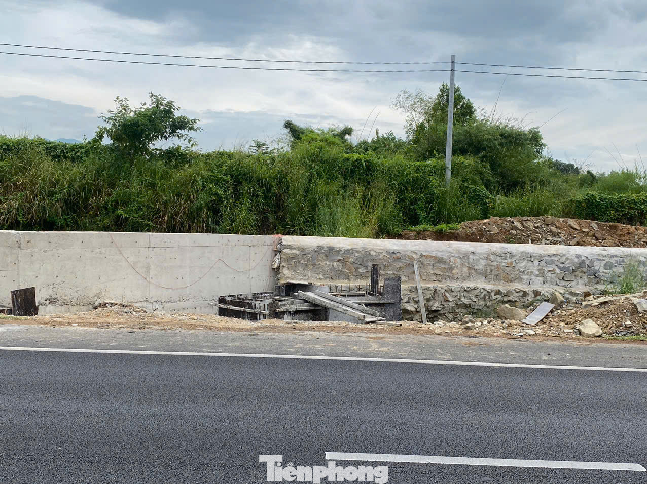 Tường chắn bê tông cốt thép với chiều dài khoảng 15m đang dần hình thành. Từ Km 25+200 đến Km 25+420 phía trái tuyến thiết kế rãnh thoát nước mặt, chia làm hai rãnh chạy song song, một phần thu nước mặt đường và đổ ra ngoài bằng cống qua đường gom; một phần đổ về hố ga tại cống Km 25+419.