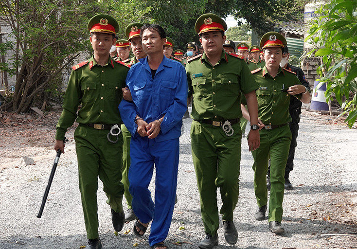 Lực lượng công an dẫn giải đối tượng Nguyễn Hữu Chính vào ngày 3/4. Lực lượng công an dẫn giải đối tượng Nguyễn Hữu Chính vào ngày 3/4.