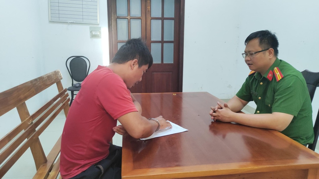 Đối tượng Phạm Minh Út tại cơ quan công an. Đối tượng Phạm Minh Út tại cơ quan công an.