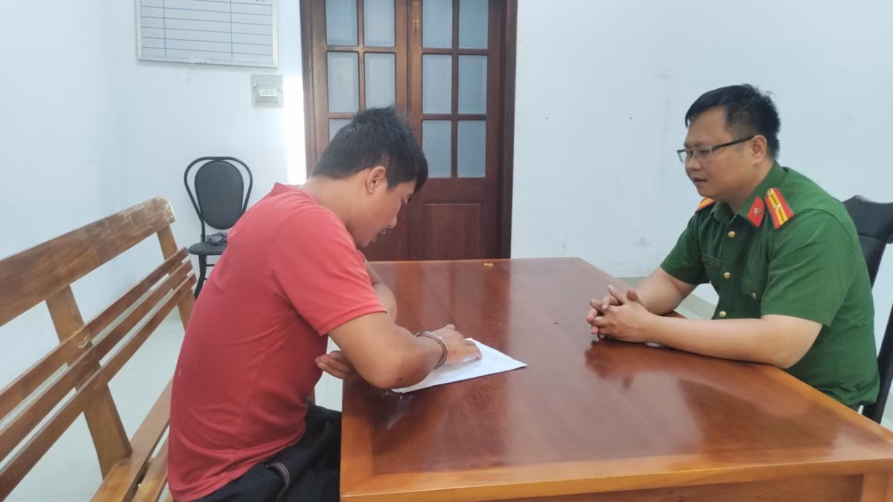 Đối tượng Phạm Minh Út tại cơ quan công an.