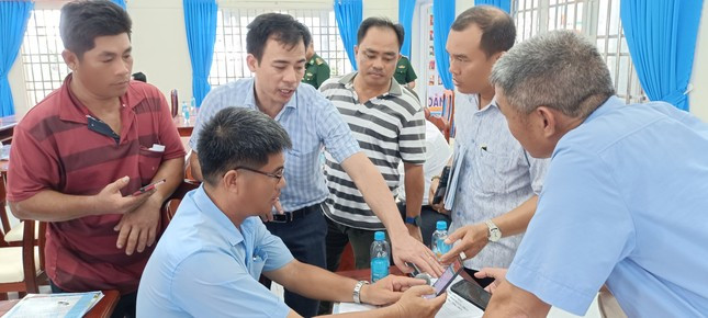 Bà con ngư dân, lực lượng chức năng tìm hiểu thông tin về IUU. Bà con ngư dân, lực lượng chức năng tìm hiểu thông tin về IUU.