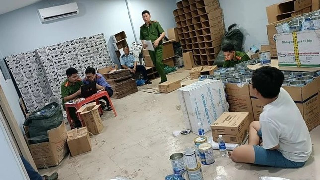 Lực lượng chức năng kiểm kê tang vật tại kho hàng của Vũ Thành Công. Lực lượng chức năng kiểm kê tang vật tại kho hàng của Vũ Thành Công.