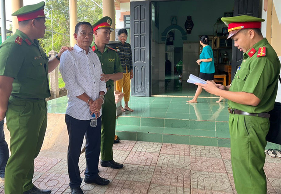 Cơ quan CSĐT Công an huyện Hàm Tân tống đạt quyết định khởi tố bị can, bắt tạm giam và khám xét chỗ ở, nơi làm việc đối với ông Hoàng Tuy (53 tuổi, Phó Chủ tịch UBND xã Sơn Mỹ) liên quan đến vụ khai thác cát trái phép. Cơ quan CSĐT Công an huyện Hàm Tân tống đạt quyết định khởi tố bị can, bắt tạm giam và khám xét chỗ ở, nơi làm việc đối với ông Hoàng Tuy (53 tuổi, Phó Chủ tịch UBND xã Sơn Mỹ) liên quan đến vụ khai thác cát trái phép.