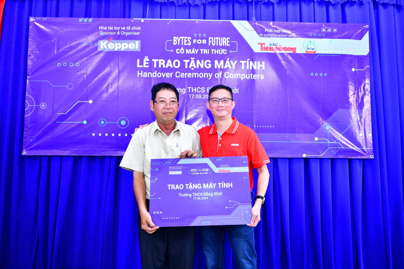 Ông Joseph Low - Chủ tịch khối Bất động sản Keppel Việt Nam trao bảng tượng trưng, tặng máy tính cho Trường THCS Đồng Khởi.