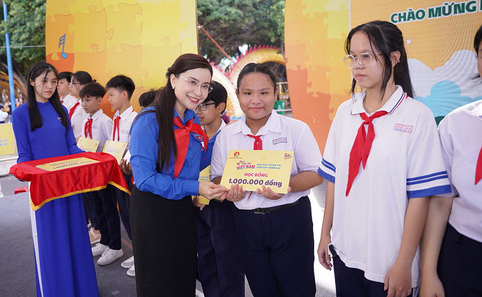 Chị Nguyễn Phạm Duy Trang - Bí thư BCH Trung ương Đoàn, Chủ tịch Hội đồng Đội Trung ương trao học bổng cho học sinh. Chị Nguyễn Phạm Duy Trang - Bí thư BCH Trung ương Đoàn, Chủ tịch Hội đồng Đội Trung ương trao học bổng cho học sinh.