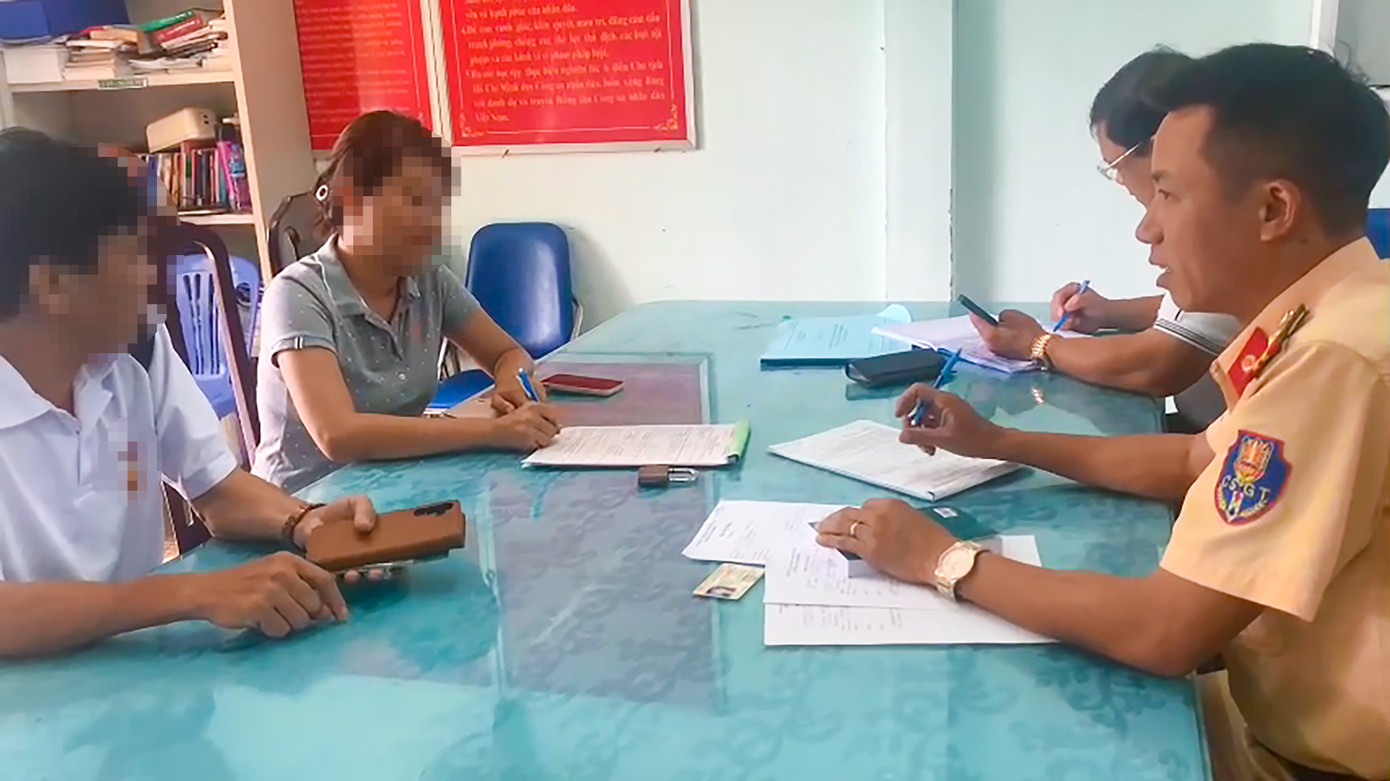 Bà N. T. T. D. làm việc với cơ quan chức năng. Bà N. T. T. D. làm việc với cơ quan chức năng.