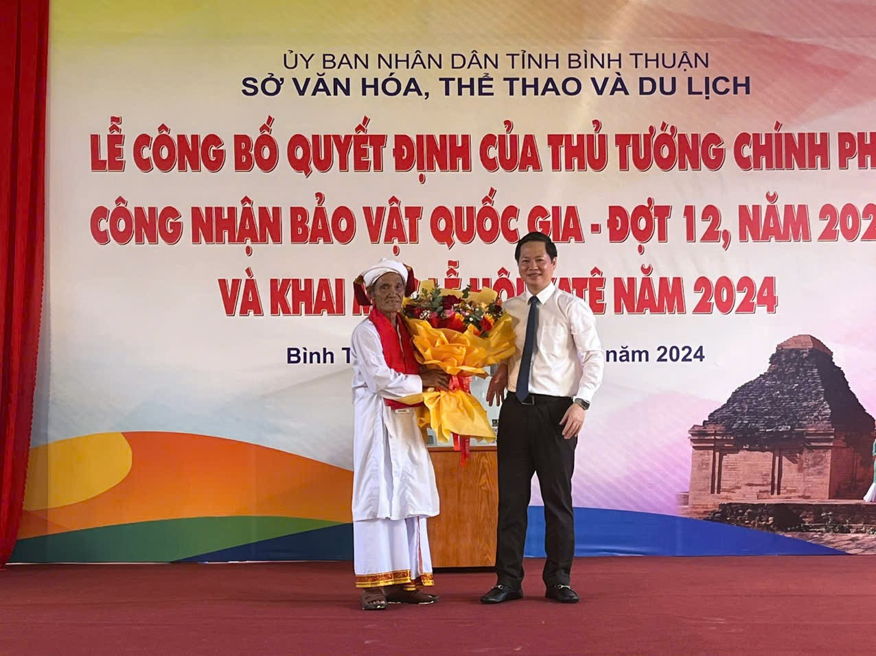 Ông Đoàn Anh Dũng - Chủ tịch UBND tỉnh Bình Thuận - tặng hoa chúc mừng cho chức sắc và cộng đồng người Chăm.