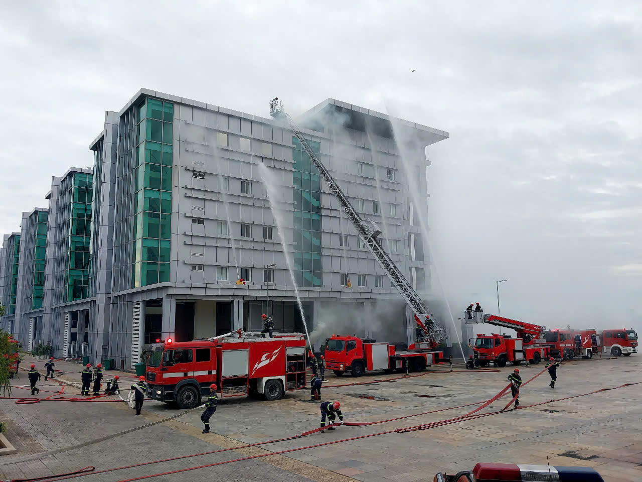 Do bức xạ nhiệt, khói, khí độc từ đám cháy nên cán bộ, nhân viên hô hoán để thoát nạn. Tuy nhiên, khói, khí độc đã bao trùm khu vực cầu thang bộ tầng 4 nên 15 cán bộ, nhân viên đang làm việc tại tầng 5 của Sở Văn hóa và Thể thao tỉnh Bà Rịa - Vũng Tàu phải thoát lên tầng thượng tòa nhà, hoảng loạn kêu cứu.