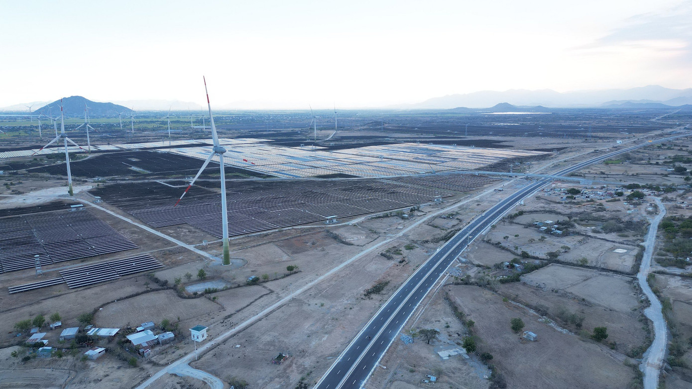 Con đường chạy dài trên vùng hoang mạc khô cằn, len lỏi qua địa hình đồi núi.