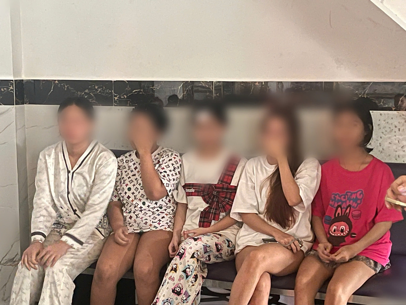 Nhân viên nữ tại cơ sở massage, nhà nghỉ Hoa Kiều vừa được công an giải cứu.