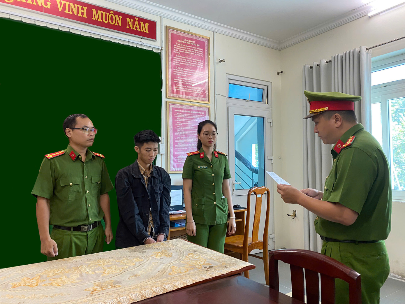 Cơ quan CSĐT Công an TP. Vũng Tàu ra quyết định khởi tố vụ án hình sự, khởi tố bị can và lệnh bắt bị can để tạm giam đối với Nguyễn Duy Khanh. Cơ quan CSĐT Công an TP. Vũng Tàu ra quyết định khởi tố vụ án hình sự, khởi tố bị can và lệnh bắt bị can để tạm giam đối với Nguyễn Duy Khanh.